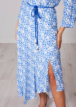 Load image into Gallery viewer, Eva Blue Printed Midi Dress - The Walk in Wardrobe