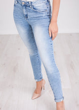 Load image into Gallery viewer, &#39;Megan&#39; Skinny Jeans - The Walk in Wardrobe