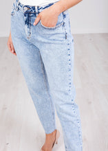 Load image into Gallery viewer, &#39;Melissa&#39; Straight Leg Jean - The Walk in Wardrobe