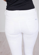 Load image into Gallery viewer, &#39;Victoria&#39; White Skinny Jeans - The Walk in Wardrobe