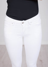 Load image into Gallery viewer, &#39;Victoria&#39; White Skinny Jeans - The Walk in Wardrobe